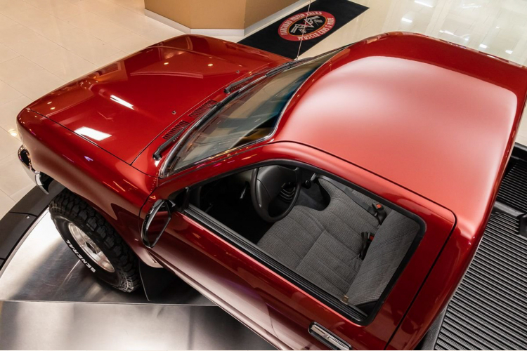 Đối với người yêu dòng xe Toyota Hilux, thì chiếc Hilux đời 1991 trong tình trạng hoàn hảo sau 30 năm này là một mẫu xe đáng để sưu tầm. Vì còn đẹp và trong tình trạng tốt, chiếc Hilux này đang được chào bán với giá 44.900 USD tại Mỹ (tương đương với 1,03 tỷ đồng).