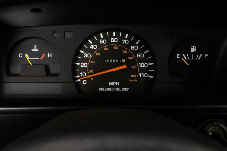 Các chi tiết như đèn pha, đèn hậu và các chi tiết mạ crôm xung quanh xe đều sáng bóng. Xe đi kèm với dàn chân lắp bộ mâm 15 inch và lốp địa hình A/T 31 inch. Mọi thứ còn mới mẽ trông như nó chỉ vừa mới xuất xưởng và không ai nghĩ rằng nó đã có tuổi đời 30 năm.