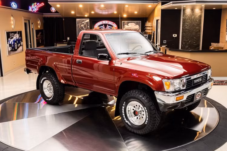 Chiếc Toyota Hilux cabin đơn đời 1991 này là một gợi ý tuyệt vời dành cho người yêu thích xe bán tải Nhật. Nếu như mẫu xe này ở Việt Nam, thì chắc chắn nó đã hết niên hạn từ lâu, vì theo qui định, xe bán tải phải chịu niên hạn sử dụng là 25 năm