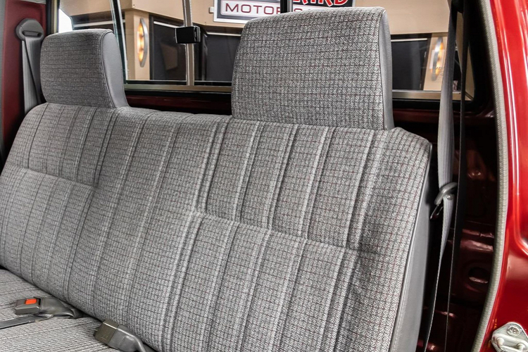 Cung cấp sức mạnh cho chiếc Hilux này là động cơ xăng 4cyl thẳng hàng, dung tích 2.4L, hút khí tự nhiên, phun xăng điện tử (mã 22R-E) cho công suất cực đại 113 mã lực và mô-men xoắn cực đại 168 Nm.