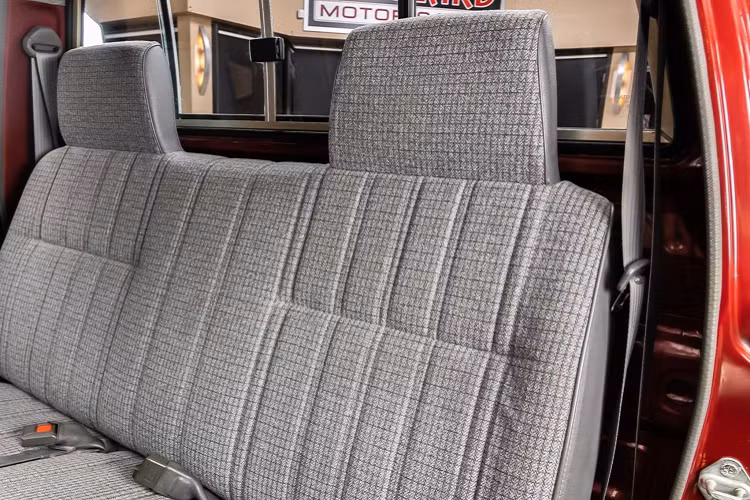 Cung cấp sức mạnh cho chiếc Hilux này là động cơ xăng 4cyl thẳng hàng, dung tích 2.4L, hút khí tự nhiên, phun xăng điện tử (mã 22R-E) cho công suất cực đại 113 mã lực và mô-men xoắn cực đại 168 Nm.