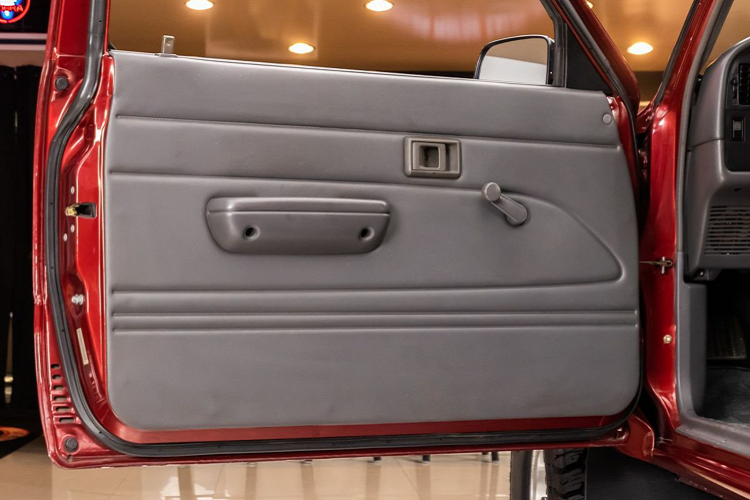 Sức mạnh được truyền xuống 2 cầu (bán thời gian) thông qua hộp số tay 5 cấp.