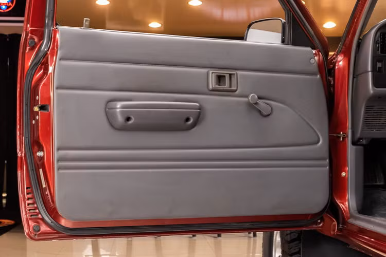 Sức mạnh được truyền xuống 2 cầu (bán thời gian) thông qua hộp số tay 5 cấp.