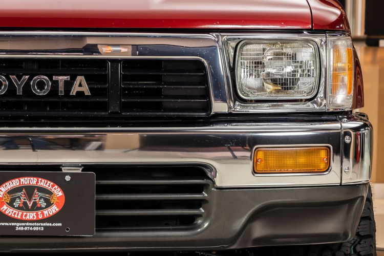 Hơn 40.000 USD là một số tiền không hề nhỏ, tại Mỹ số tiền này đủ để người mua “đập hộp” một chiếc bán tải Toyota Tacoma TRD Off-Road 4x4 có giá khoảng 37.000 USD hay sở hữu một chiếc xe sang BMW 330i có giá từ 41.000 USD.