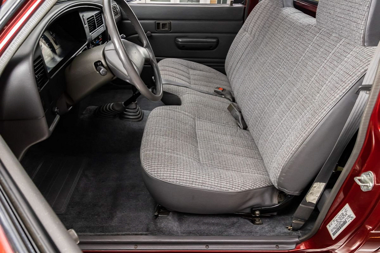 Không sử dụng động cơ dầu như ở thị trường châu Âu, Úc và Đông Nam Á. Tại thị trường Mỹ, Toyota Hilux đời cũ sử dụng động cơ xăng.