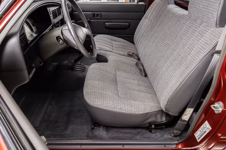 Không sử dụng động cơ dầu như ở thị trường châu Âu, Úc và Đông Nam Á. Tại thị trường Mỹ, Toyota Hilux đời cũ sử dụng động cơ xăng.