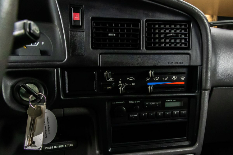 Mẫu xe này hiện tại đã lăn bánh khoảng 69.981 miles (tương đương khoảng 112.623 km), một con số ODO thấp và tất nhiên không nhằm nhò gì đối với một mẫu xe bán tải “thần thánh” sinh ra để cày bừa như Toyota Hilux.