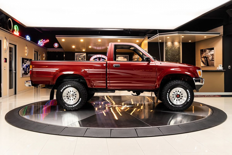 Dòng xe Hilux được người dùng đánh giá cao về độ bền bỉ, dẻo dai, cực kỳ đáng tin cậy để vận hành trong những điều kiện khắt nghiệt, ít đòi hỏi bảo dưỡng sửa chữa. Toyota Hilux đời 1991 đã từng được phân phối tại thị trường Mỹ, cho đến năm 1995, dòng xe Hilux đã được thay thế bằng dòng Toyota Tacoma có kích thước lớn hơn.