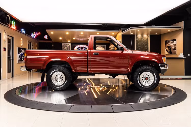 Dòng xe Hilux được người dùng đánh giá cao về độ bền bỉ, dẻo dai, cực kỳ đáng tin cậy để vận hành trong những điều kiện khắt nghiệt, ít đòi hỏi bảo dưỡng sửa chữa. Toyota Hilux đời 1991 đã từng được phân phối tại thị trường Mỹ, cho đến năm 1995, dòng xe Hilux đã được thay thế bằng dòng Toyota Tacoma có kích thước lớn hơn.