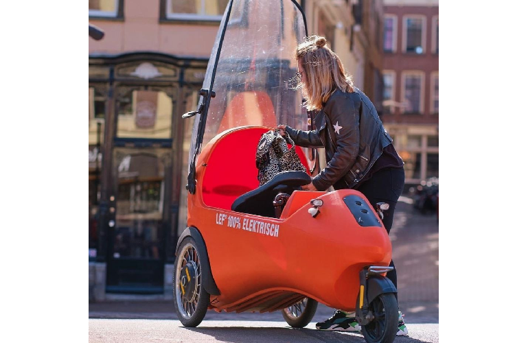 LEF là một chiếc xe 3 bánh với cabin khép kín làm bằng polyethylene tái chế, qua đó tăng cường sự nhanh nhẹn của xe đạp và sự thoải mái của một chiếc ô tô. Tất nhiên, vế thứ hai chỉ là mang tính tương đối. Ý tưởng của người thiết kế là nó cung cấp khả năng bảo vệ nhất định trước các yếu tố tự nhiên để bạn không phải di chuyển trong tình trạng ướt đẫm hoặc bị bụi bay vào mắt và miệng, và thậm chí có không gian lưu trữ nhỏ ở phía sau cho những đồ dùng cá nhân hoặc hàng tạp hóa.