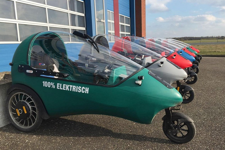 Bên trong cabin, bạn sẽ có một màn hình hiển thị các thông tin quan trọng và cổng kết nối USB để sạc điện thoại và tay lái có thể thu vào để giúp bạn dễ bước vào xe, cũng như khả năng tìm vị trí ngồi lái phù hợp nhất với mình. Công suất đến từ một mô tơ 1.000 watt ở bánh sau, sẽ đưa bạn đạt đến tốc độ tối đa cho phép là 25 km/h.