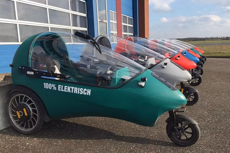 Bên trong cabin, bạn sẽ có một màn hình hiển thị các thông tin quan trọng và cổng kết nối USB để sạc điện thoại và tay lái có thể thu vào để giúp bạn dễ bước vào xe, cũng như khả năng tìm vị trí ngồi lái phù hợp nhất với mình. Công suất đến từ một mô tơ 1.000 watt ở bánh sau, sẽ đưa bạn đạt đến tốc độ tối đa cho phép là 25 km/h.