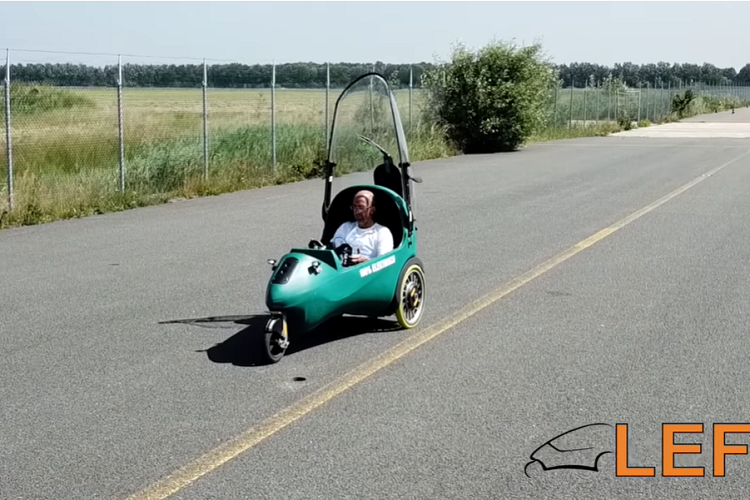 Những lợi thế rõ ràng khác bao gồm khả năng sạc từ ổ cắm tại nhà, trọng tải tối đa 200 kg, khả năng bảo vệ khỏi các yếu tố như nói ở trên, và thực tế là bất kỳ ai trên 16 tuổi đều có thể vận hành nó mà không cần bằng lái xe. Hơn nữa, EV Mobility còn cung cấp mẫu xe điện này với nhiều màu sắc khác nhau, đáp ứng nhu cầu thẩm mỹ của một số người