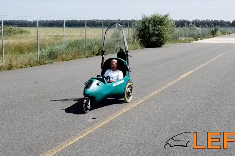 Những lợi thế rõ ràng khác bao gồm khả năng sạc từ ổ cắm tại nhà, trọng tải tối đa 200 kg, khả năng bảo vệ khỏi các yếu tố như nói ở trên, và thực tế là bất kỳ ai trên 16 tuổi đều có thể vận hành nó mà không cần bằng lái xe. Hơn nữa, EV Mobility còn cung cấp mẫu xe điện này với nhiều màu sắc khác nhau, đáp ứng nhu cầu thẩm mỹ của một số người