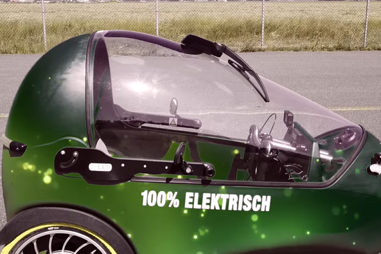 Thêm nữa, tốc độ giới hạn đồng nghĩa LEF chỉ có thể di chuyển trong làn đường xe đạp. Di chuyển trong một không gian khép kín không điều hòa cũng có nghĩa người ngồi sẽ bị “hầm chín” trong mùa hè nắng nóng.