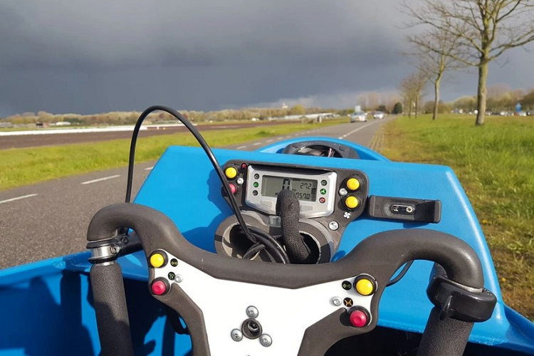 EV Mobility cung cấp LEF với 3 cụm pin khác nhau, tùy thuộc vào nhu cầu của người dùng: 10 Ah cho cự li di chuyển 30 km, 20 Ah cho 60 km, và 30 Ah cho tối đa 90 km. LEF cũng chú trọng đến khía cạnh an toàn, với đèn LED tích hợp ở phía trước và phía sau cùng đèn xi-nhan. Nếu muốn, chiếc xe có thể trang bị cả gương chiếu hậu bên sườn và cần gạt kính chắn gió với một khoản phí bổ sung.