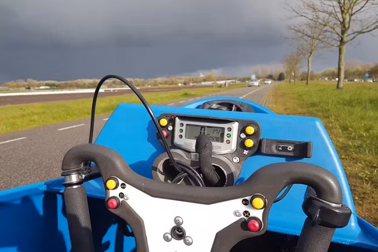 EV Mobility cung cấp LEF với 3 cụm pin khác nhau, tùy thuộc vào nhu cầu của người dùng: 10 Ah cho cự li di chuyển 30 km, 20 Ah cho 60 km, và 30 Ah cho tối đa 90 km. LEF cũng chú trọng đến khía cạnh an toàn, với đèn LED tích hợp ở phía trước và phía sau cùng đèn xi-nhan. Nếu muốn, chiếc xe có thể trang bị cả gương chiếu hậu bên sườn và cần gạt kính chắn gió với một khoản phí bổ sung.