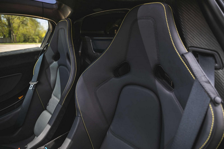 Tình trạng của chiếc siêu xe McLaren P1 đang rao bán được đánh giá là khá hoàn hảo khi chỉ mới trải qua đúng 2 đời chủ và thú vị hơn là cả 2 đều cùng chung gia đình. Chiếc siêu xe McLaren P1 này đã trải qua quãng đường dài 3.666 miles, tương đương 5.899 km trong suốt 8 năm qua.