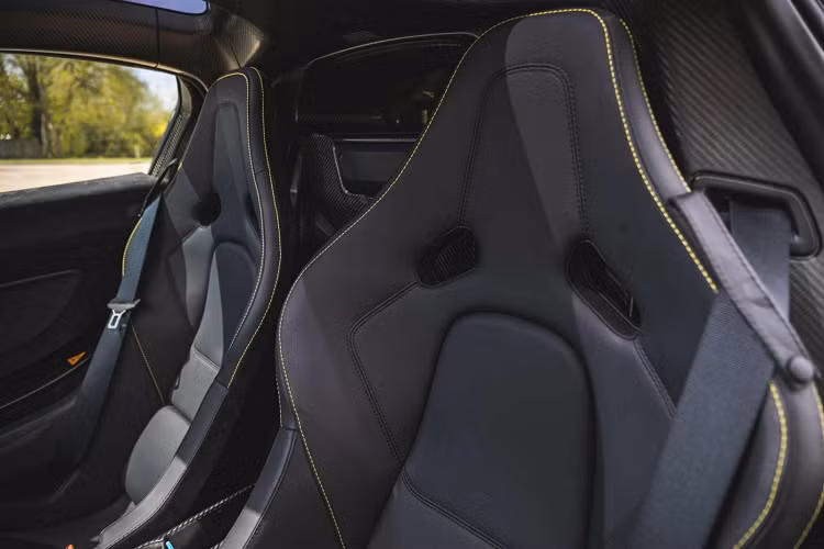 Tình trạng của chiếc siêu xe McLaren P1 đang rao bán được đánh giá là khá hoàn hảo khi chỉ mới trải qua đúng 2 đời chủ và thú vị hơn là cả 2 đều cùng chung gia đình. Chiếc siêu xe McLaren P1 này đã trải qua quãng đường dài 3.666 miles, tương đương 5.899 km trong suốt 8 năm qua.