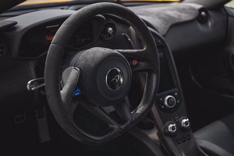 Đơn vị rao bán cho biết chiếc siêu xe triệu đô McLaren P1 này là chiếc xe đầu tiên được đăng ký và có một bức thư cá nhân của Frank Stephenson, nhà thiết kế của xe McLaren P1 để khẳng định điều này. Tuy nhiên, số thứ tự của xe lại là 23, gây nhiều điều khá khó hiểu. Cũng có thể đây là chiếc xe McLaren P1 đầu tiên được đăng ký ở Anh hoặc là chiếc xe McLaren P1 đầu tiên xuất xưởng có màu sơn vàng núi lửa Volcano Yellow.