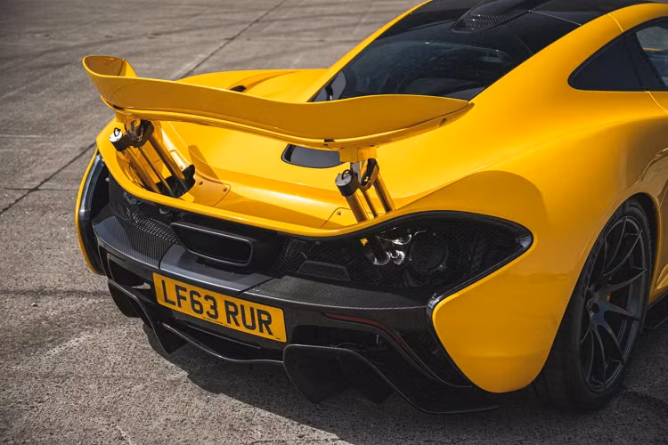 Giá xe McLaren P1 lúc mới xuất xưởng khoảng 1,3 triệu đô la nhưng hiện tại, McLaren P1 có giá rao bán lại cho các xe đã qua sử dụng có khi phải trên 1,6 triệu đô la và có xe được bán hơn 2,2 triệu đô la, tuỳ theo tình trạng sức khoẻ cũng như số đồng hồ công tơ mét. Cũng có vài chiếc chỉ được rao bán lại hơn 1,1 triệu đô la.