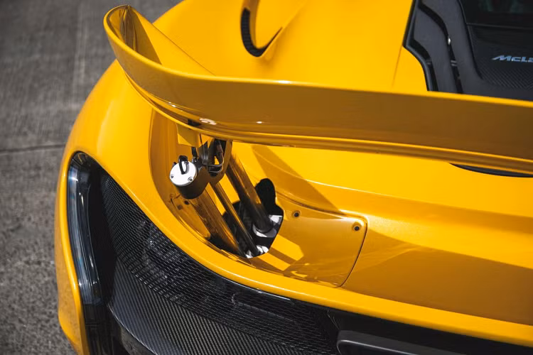 Các lý lịch khác của chiếc siêu xe McLaren P1 này bao gồm dịch vụ khám bệnh cho xe lần gần đây nhất là vào tháng 9 năm 2020 do đại lý siêu xe của McLaren Birmingham thực hiện. Pin Hybrid mới của McLaren Ascot được thay vào năm 2018. Hai điều này đảm bảo xe gần như hoàn hảo và người mua xe về chỉ việc lái xe.