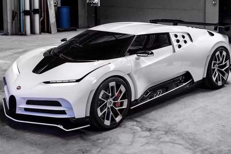 Bugatti Centodieci (11 triệu USD): Cầu thủ người Bồ Đào Nha dành tình yêu đặc biệt đối với các dòng xe của Bugatti. Sau khi giành chức vô địch Series A lần thứ 9 liên tiếp cùng Juventus vào năm ngoái, Cristiano Ronaldo đã tự thưởng cho mình một chiếc Bugatti Centodieci, trị giá 11 triệu USD. Đây là siêu xe hàng hiếm, được sản xuất giới hạn chỉ 10 chiếc được sản xuất trên toàn cầu.