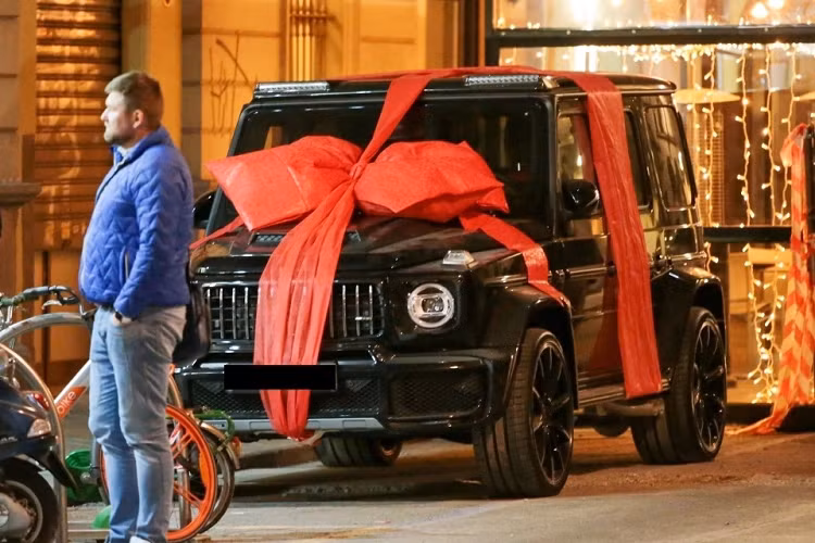 Mercedes G-Wagon Brabus (843.733 USD): Chiếc xe này là món quà mà bạn gái Georgina Rodriguez dành tặng Ronaldo vào tháng 2/2020, nhân dịp sinh nhật thứ 35. Tên đầy đủ của chiếc siêu SUV này là Brabus G V12 900 "1 of 10". Đây là mẫu xe đứng đầu trong dòng sản phẩm của hãng độ lừng danh Brabus và được sản xuất với số lượng giới hạn 10 chiếc.