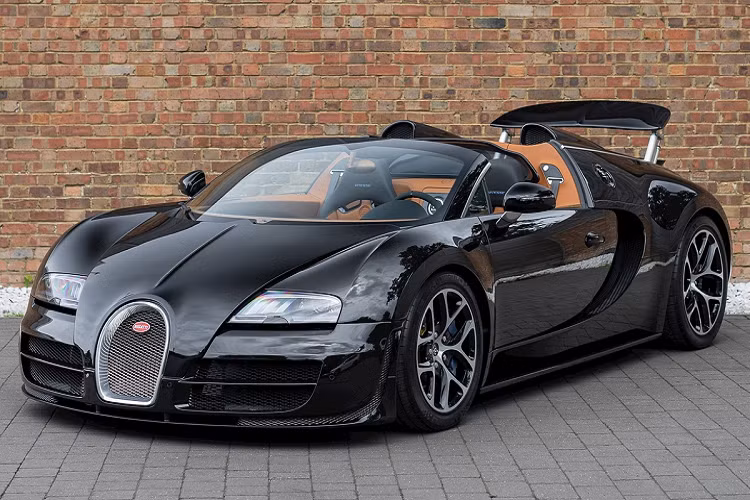 Bugatti Veyron Grand Sport Vitesse có thân làm bằng carbon, được trang bị động cơ W16 8.0L, công suất 1.200 mã lực, mô-men xoắn cực đại 1.500 Nm, tăng tốc 0-100 km/h trong 2,6 giây và tốc độ tối đa 408 km/h.