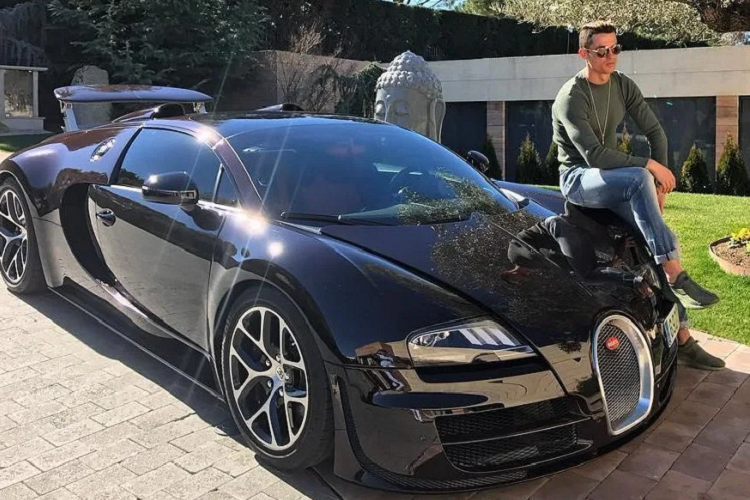 Bugatti Veyron Grand Sport Vitesse (2,2 triệu USD): Chỉ có tổng cộng 450 chiếc Bugatti Veyron Grand Sport Vitesse được sản xuất, trong đó có một chiếc thuộc sở hữu của Cristiano Ronaldo. Siêu xe này được ngôi sao Bồ Đào Nha mua vào năm 2016, sau khi giành chức vô địch Champions League cùng Real Madrid.