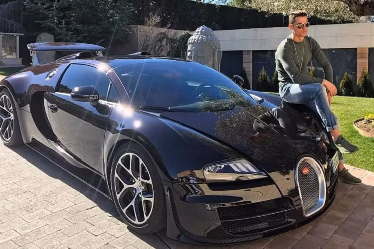 Bugatti Veyron Grand Sport Vitesse (2,2 triệu USD): Chỉ có tổng cộng 450 chiếc Bugatti Veyron Grand Sport Vitesse được sản xuất, trong đó có một chiếc thuộc sở hữu của Cristiano Ronaldo. Siêu xe này được ngôi sao Bồ Đào Nha mua vào năm 2016, sau khi giành chức vô địch Champions League cùng Real Madrid.