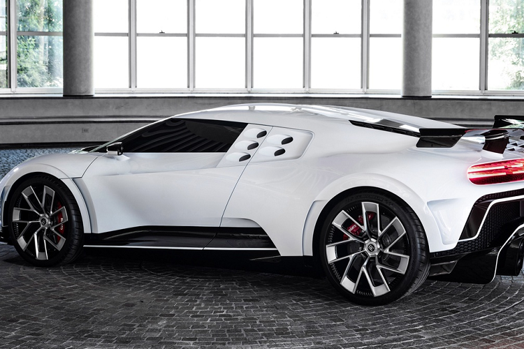 Cùng với Veyron Grand Sport Vitesse và Chiron, đây là sẽ chiếc Bugatti thứ 3 xuất hiện trong garage của siêu sao người Bồ Đào Nha. Bugatti Centodieci được xây dựng dựa trên nền tảng của "người anh em" Bugatti Chiron nhưng được thay đổi đôi chút. Xe được trang bị động cơ W16 quad-turbo 8.0L, cho công suất 1.578 mã lực. Sức mạnh này cho phép siêu xe tăng tốc 0-100 km/h trong 2,4 giây, 0-200 km/h trong 6,1 giây và 0-300 km/h trong 13,1 giây, tốc độ tối đa 380 km/h.