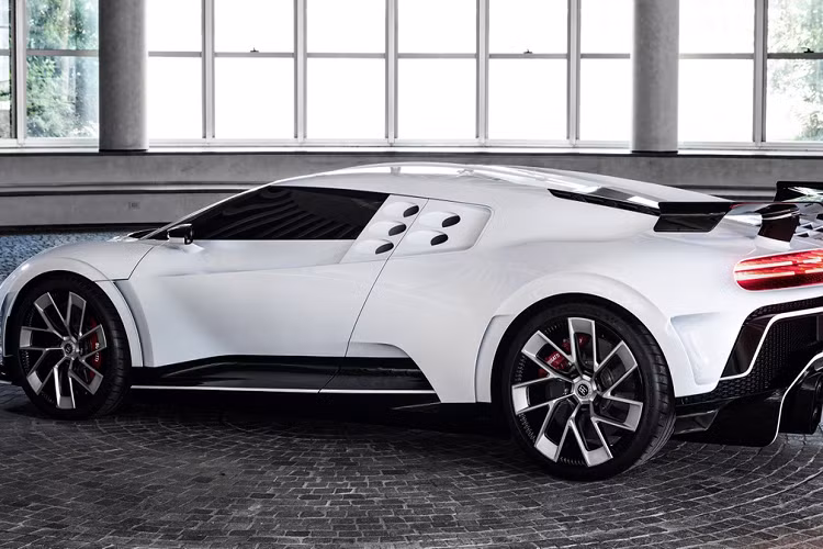 Cùng với Veyron Grand Sport Vitesse và Chiron, đây là sẽ chiếc Bugatti thứ 3 xuất hiện trong garage của siêu sao người Bồ Đào Nha. Bugatti Centodieci được xây dựng dựa trên nền tảng của "người anh em" Bugatti Chiron nhưng được thay đổi đôi chút. Xe được trang bị động cơ W16 quad-turbo 8.0L, cho công suất 1.578 mã lực. Sức mạnh này cho phép siêu xe tăng tốc 0-100 km/h trong 2,4 giây, 0-200 km/h trong 6,1 giây và 0-300 km/h trong 13,1 giây, tốc độ tối đa 380 km/h.