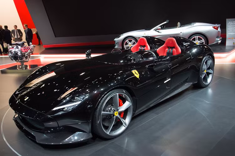  Siêu xe Ferrari Monza SP2 (1,9 triệu USD - hơn 43 tỷ đồng): Siêu sao bóng đá Cristiano Ronaldo vừa có chuyến tham quan nhà máy Maranello của Ferrari, nơi anh chụp ảnh cùng chiếc xe đua F1 và đặt mua một chiếc Ferrari Monza SP2 trị giá 1,4 triệu bảng Anh (hơn 1,9 triệu USD), nâng tổng giá trị bộ sưu tập siêu xe của mình lên mức 17 triệu bảng Anh (23,9 triệu USD).