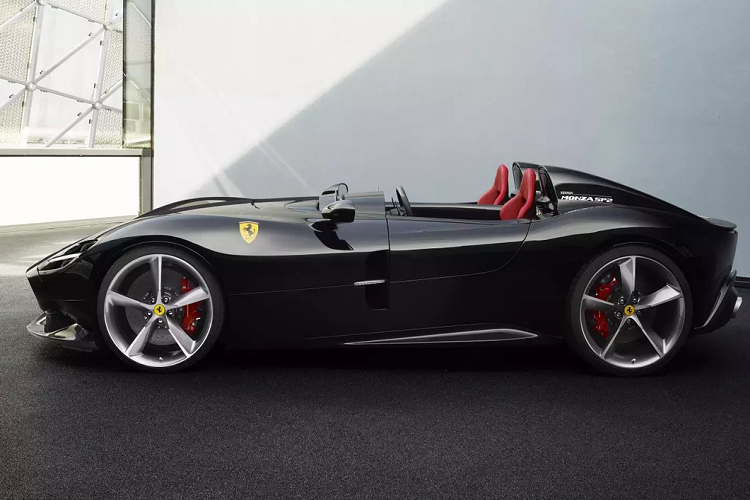 Siêu xe Ferrari Monza SP2 đời mới là phiên bản 2 chỗ, trong khi Monza SP1 chỉ có một chỗ ngồi. Điểm nổi bật ở thiết kế của Monza SP2 là cửa mở cắt kéo, không có kính chắn gió, 2 ghế được chia tách bằng một vách ngăn. Siêu xe này được trang bị động cơ V12 6.5L tương tự Ferrari 812 Superfast, cho công suất 799 mã lực và mô-men xoắn 718 Nm.