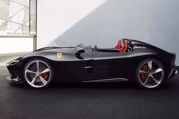 Siêu xe Ferrari Monza SP2 đời mới là phiên bản 2 chỗ, trong khi Monza SP1 chỉ có một chỗ ngồi. Điểm nổi bật ở thiết kế của Monza SP2 là cửa mở cắt kéo, không có kính chắn gió, 2 ghế được chia tách bằng một vách ngăn. Siêu xe này được trang bị động cơ V12 6.5L tương tự Ferrari 812 Superfast, cho công suất 799 mã lực và mô-men xoắn 718 Nm.