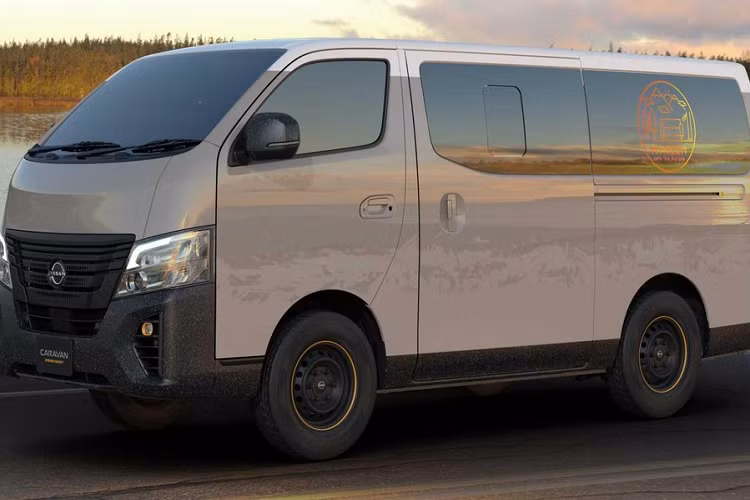 Để hỗ trợ một chuyến thám hiểm ngoài trời, mẫu xe van Nissan Caravan Mountain Base có một tấm pin năng lượng mặt trời mà có thể triển khai trên nóc xe. Hơn nữa, các cửa sổ bên cũng tích hợp những tấm pin tương tự. Mẫu concept đi trên bộ la-zăng beadlock màu đen với lốp xe chạy mọi địa hình.