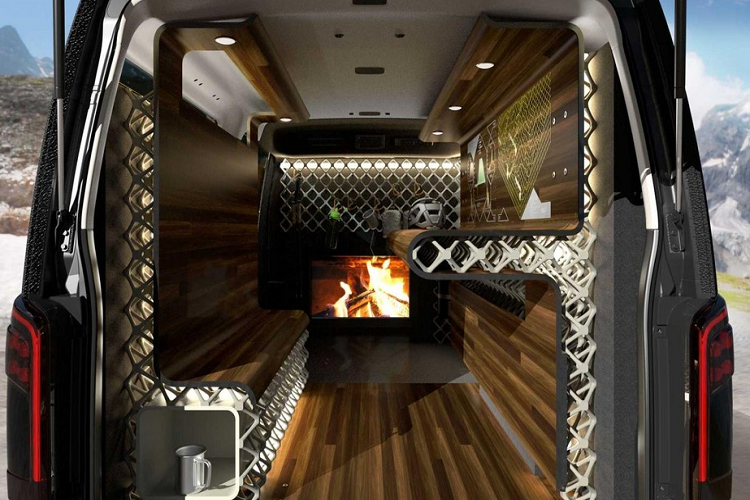 Nó còn có một khung cản va kèm đèn LED để bảo vệ đèn pha, trong khi phía trên nóc là một thanh đèn LED bổ trợ. Các phía bên sườn của ngoại thất có một lớp bọc vân gỗ rất đẹp.