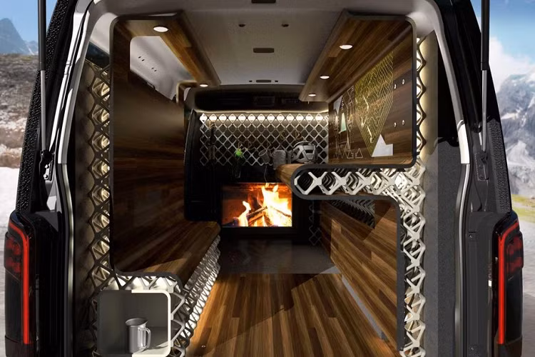 Nó còn có một khung cản va kèm đèn LED để bảo vệ đèn pha, trong khi phía trên nóc là một thanh đèn LED bổ trợ. Các phía bên sườn của ngoại thất có một lớp bọc vân gỗ rất đẹp.