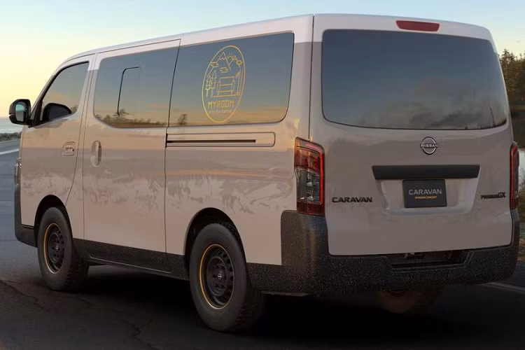 Bên trong, sàn và tường cabin đều được ốp gỗ. Một bên của nội thất có một chiếc bàn làm việc, và có một băng ghế dài trên bức tường khác. Lò sưởi kỹ thuật số cung cấp một cách thư giãn tuyệt vời mà không phải lo lắng về việc cabin sẽ ngập khói từ một ngọn cháy thực sự.