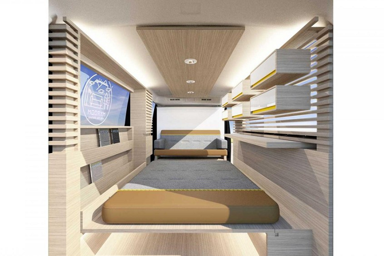 Mẫu concept xe van còn lại của Nissan có tên gọi là Caravan Myroom, và nó có một cabin rất ấm cúng. Ngoại thất của xe có một lớp bọc tinh tế mô tả cảnh núi non, và phần dưới của thân xe dường như là chất liệu màu đen nhám giống như trên Mountain Base Concept.