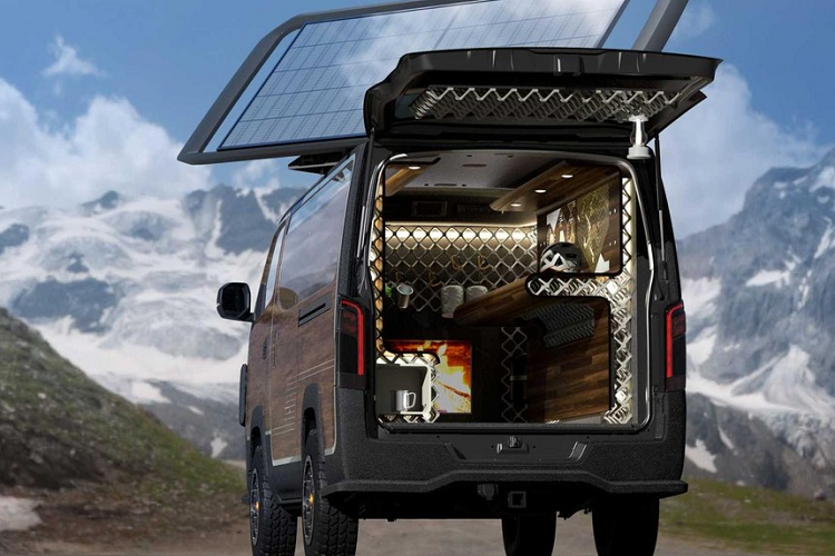 Cụ thể, mẫu concept Nissan Caravan Mountain Base là một chiếc xe sẵn sàng đồng hành cùng bạn trên một chuyến phiêu lưu nào đó. Mặt trước của thân xe có màu đen nhám trông giống chất liệu lót thùng cho xe bán tải.