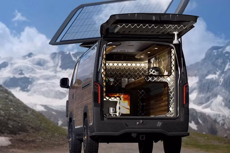 Cụ thể, mẫu concept Nissan Caravan Mountain Base là một chiếc xe sẵn sàng đồng hành cùng bạn trên một chuyến phiêu lưu nào đó. Mặt trước của thân xe có màu đen nhám trông giống chất liệu lót thùng cho xe bán tải.