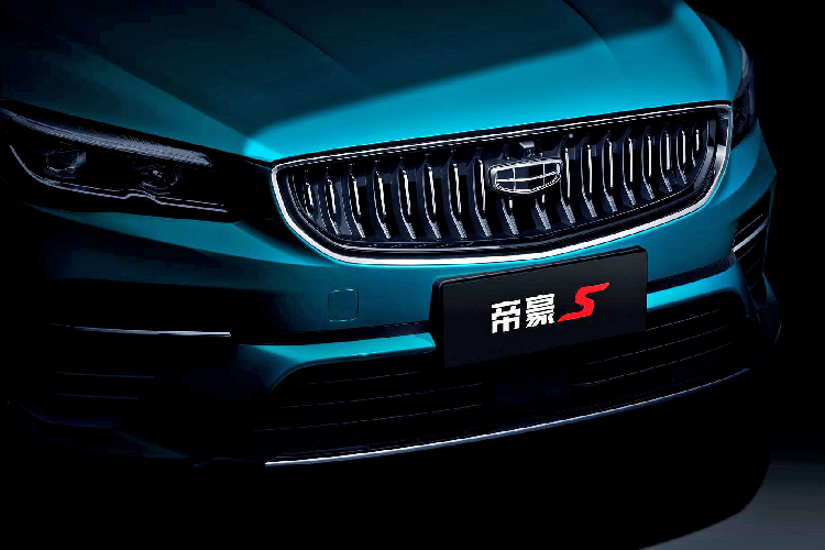 Tuy nhiên, ngôn ngữ thiết kế quen thuộc của Geely vẫn được thể hiện rõ ràng trên lưới tản nhiệt dạng “thác nước”, đèn pha sắc nét với dải đèn LED chiếu sáng ban ngày DRL chạy ngang, đường vai xe đơn giản và cấu trúc đèn hậu tinh xảo, hiện đại kéo dài khắp chiều rộng của phần đuôi xe. 