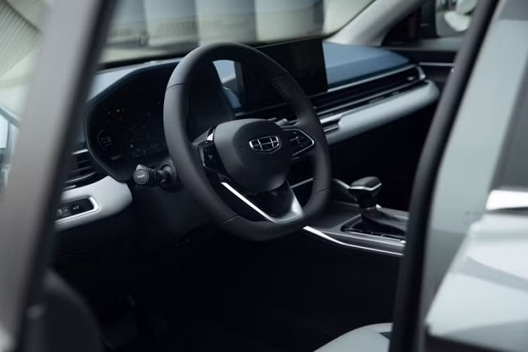 Geely Emgrand 2021 vẫn sẽ tiếp tục được định vị là một mẫu xe cấp thấp, tập trung vào các giá trị cốt lõi và công nghệ của thương hiệu, thay thế cho thế hệ tiền nhiệm đã có mặt trên thị trường từ rất lâu. Emgrand chia sẻ chung nền tảng BMA (B-segment Modular Architecture) với mẫu CUV Proton X50, nhưng có kích thước tổng thể lớn hơn, gầm thấp hơn và giữ nguyên chiều dài trục cơ sở. 