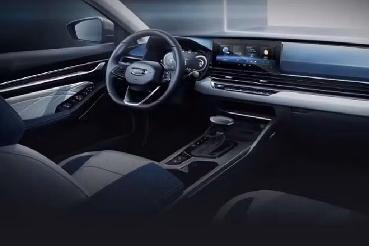 Ngoại hình của Geely Emgrand 2021 vẫn là kiểu dáng sedan đặc trưng, không hề có những đường cong mềm mại hay trần xe thấp như các dòng sản phẩm trước đó của nhà sản xuất xe Trung Quốc. 