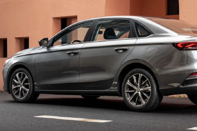 Theo dự đoán, nằm dưới nắp capo của Geely Emgrand là khối động cơ 4 xy-lanh 1.5L hút khí tự nhiên, cho ra công suất tối đa 112 mã lực, tăng khoảng 5 mã lực so với phiên bản trước. 