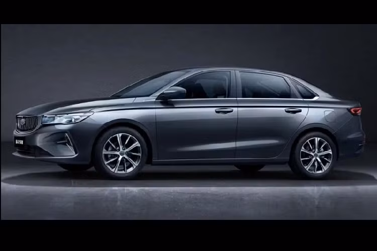 Các điểm nhấn mạ chrome sáng bóng trên tấm ốp cửa, vô-lăng đáy phẳng, cửa gió điều hòa, nút bấm điều khiển hệ thống điều hòa và thông tin giải trí mang đến một cảm giác cao cấp cho khoang lái của mẫu xe sedan Geeley Emgrand. 