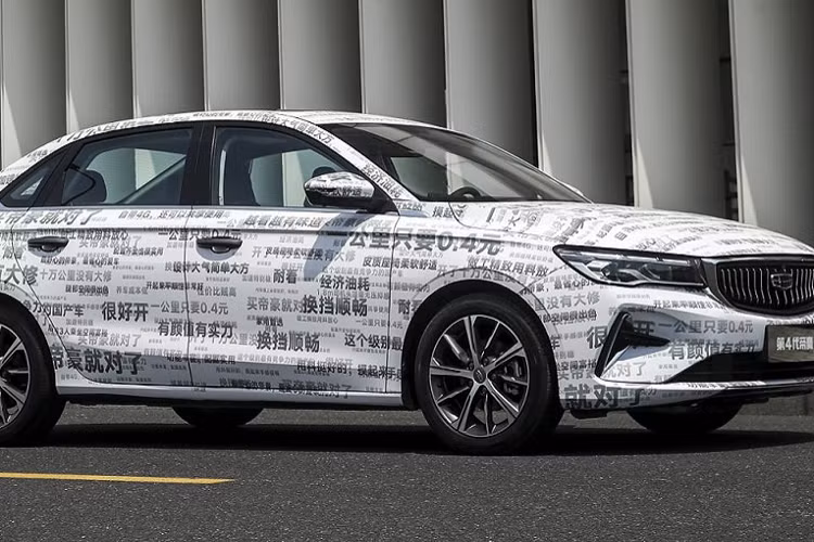 Đi kèm vẫn là hộp số sàn 5 cấp tiêu chuẩn, với tùy chọn nâng cấp lên hộp số tự động vô cấp CVT. Geely công bố mức tiêu thụ nhiên liệu của Emgrand bản mới là 5.5L/100km đường hỗn hợp. Mức giá xe Geeley Emgrand 2021 hiện chưa được công bố chính thức. 