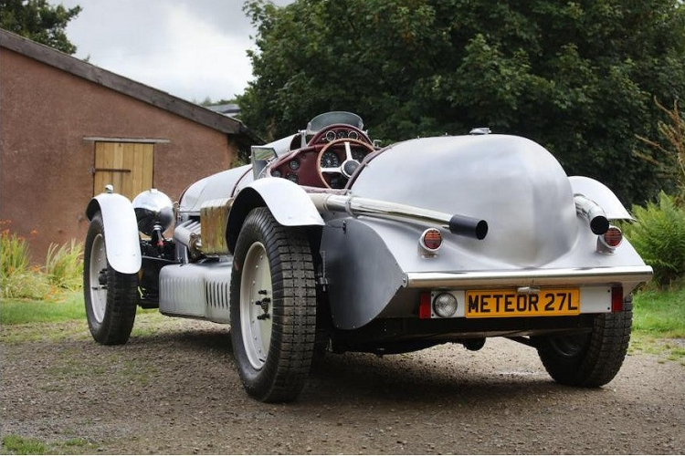 Người chế tạo ra chiếc xe độc nhất vô nhị này đã đặt tên nó là Meteor 27-liter V12 Special, dựa theo tên của động cơ bên trong. Nó được lắp ráp thủ công với thân vỏ bằng nhôm, trang bị một bình xăng gần 95 lít. Với khối động cơ xe tăng khổng lồ, không bất ngờ khi V12 Special uống xăng như nước lã với chỉ số tiêu thụ nhiên liệu 23-47 lít/100 km tùy điều kiện.